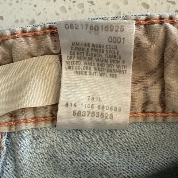 Levi’s Low Rise 542 Capris - Picture 7 of 7